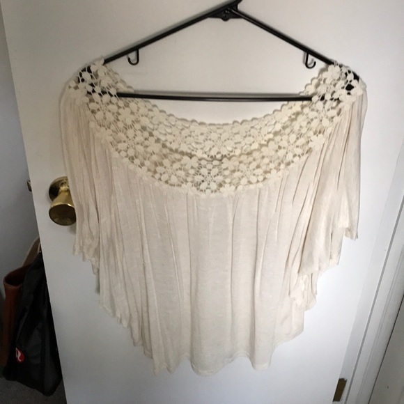 Flowy blouse with floral neckline - Picture 3 of 3